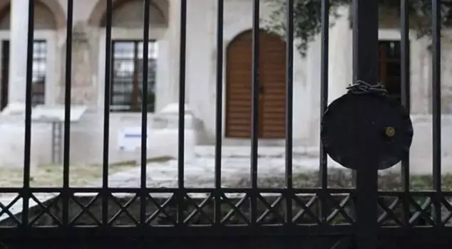 The decision to build a mosque that will mobilize Muslims from the neighborhood! Many mosques have been closed.