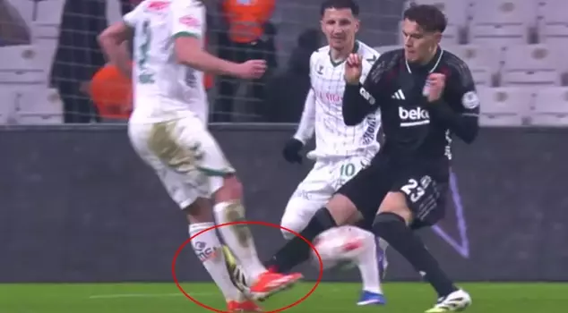 Asllani receives a shocking penalty for getting a red card in his first match in Beşiktaş.