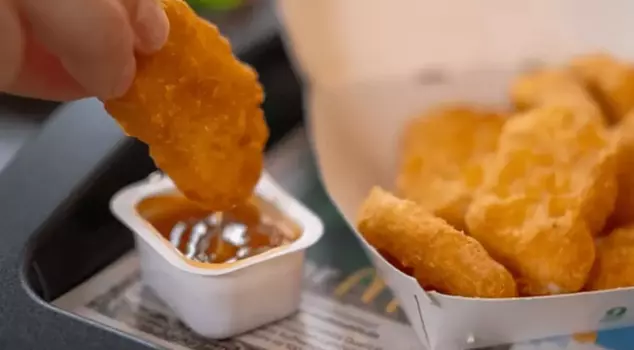 Single-use sauce packets are becoming a thing of the past! A decision that will shake fast-food restaurants.