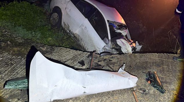 Ужасная авария! Два человека погибли в автомобиле, который упал в кювет.