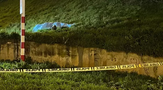A male corpse was found by the highway in Bayrampaşa.