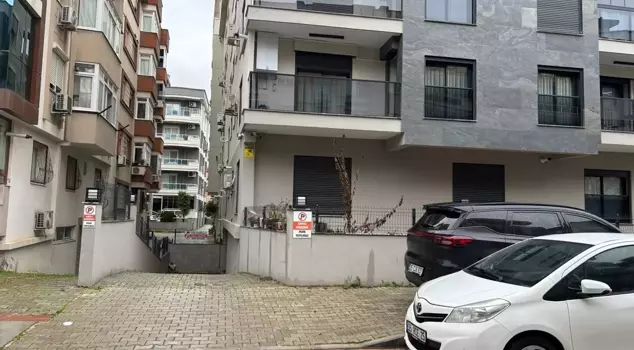 The suspect dressed like a police officer shot the person he was arguing with on the street.