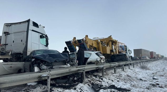 A chain traffic accident involving a large number of vehicles occurred in Erzurum.