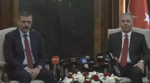 Handing over at the Ministry of Interior! Ali Yerlikaya emotionally handed over the duty to Mustafa Çiftçi.