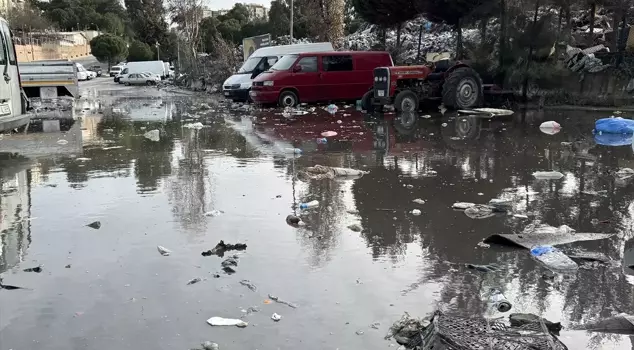 The garbage at the construction site in Buca, Izmir was spread onto the road by rainwater.