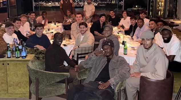 The stars of Real Madrid are having dinner! Only two people paid the bill.