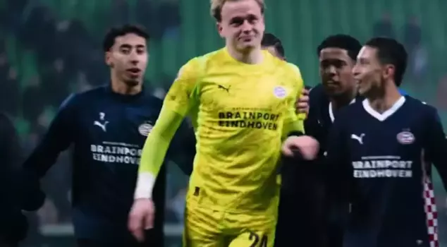 After waiting exactly 13 years, he finally wore the jersey and was named the best player on the field in his first match.