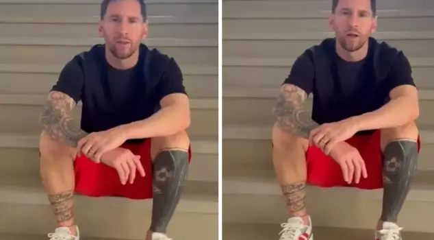 You haven't seen it like that before! He sat on the stairs and recorded an apology video.