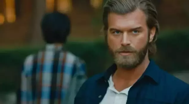 Moments when Kıvanç Tatlıtuğ encountered his fans on the streets of London attracted attention.