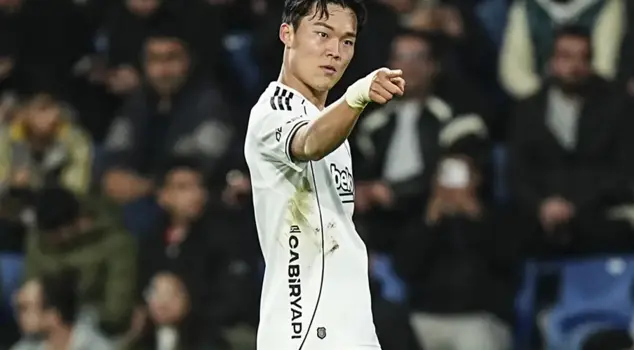 Бешикташ'ın нападающий Хён-Гю Ох забил 2 из 2.