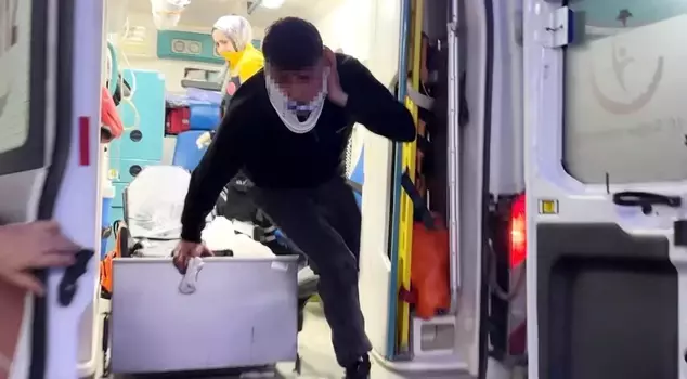 Их ранили ножом, они выпрыгнули с носилок и напали на журналистов: Эти моменты на камере.