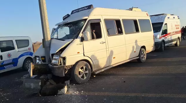 The minibus carrying agricultural workers crashed into a pole: 1 seriously injured, 15 injured.