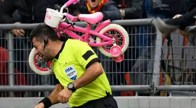 Big scandal in the amateur match! They threw a bicycle at the referee and knocked him out.