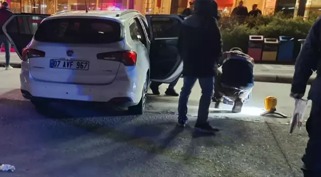 A corpse was found in a car that had been parked at the rest area for 5 days.