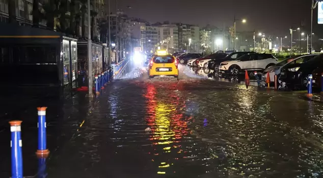 Heavy rain in Izmir; streets and avenues turned into a lake.