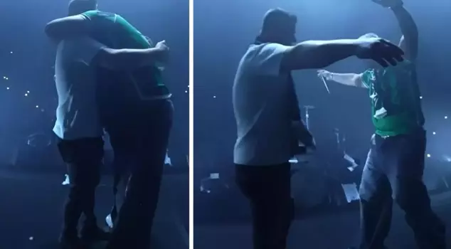 The famous rapper appeared on stage wearing a Sakaryaspor jersey.