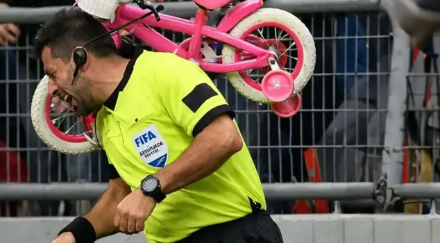 Images have emerged! A scooter was thrown at the referee from the stands, those moments were captured on camera.