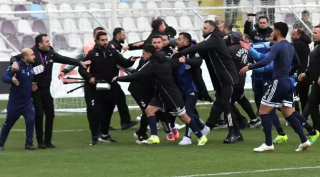 Матч Анкара Кечиоренгюджю - Эрзурумспор ФК закончился, на поле началась суматоха.