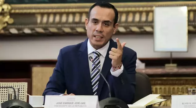 تم عزل الرئيس المؤقت للدولة جيري في بيرو.