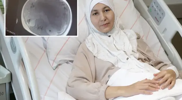 شعر بصلابة في معدته، وتم استئصال ورمين بحجم طفلين من بطنه في المستشفى.