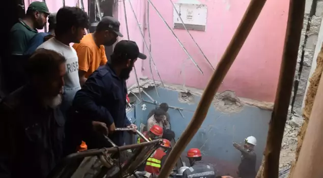 A gas cylinder exploded in a three-story building in Pakistan: 16 dead, 14 injured.
