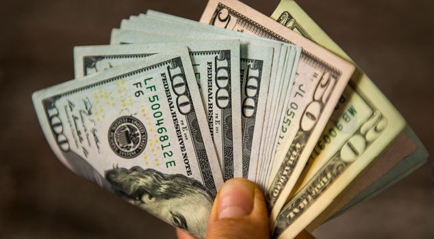 في هذا البلد، الذي يمتلك فيه 735 دولارًا، يُعتبر الآن مليارديرًا.