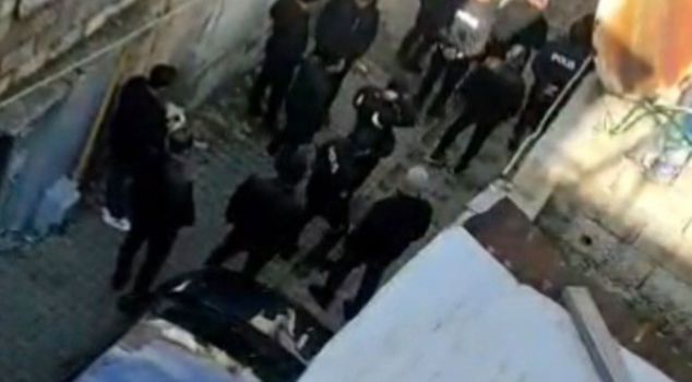 في وضح النهار، اقتحموا المنزل وضربوا امرأتين بشكل وحشي.