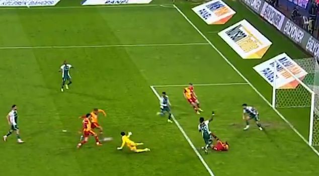 عاد هدف غلطة سراي من تقنية VAR! بعد ثوانٍ قليلة، تم مشاركة الحدث.