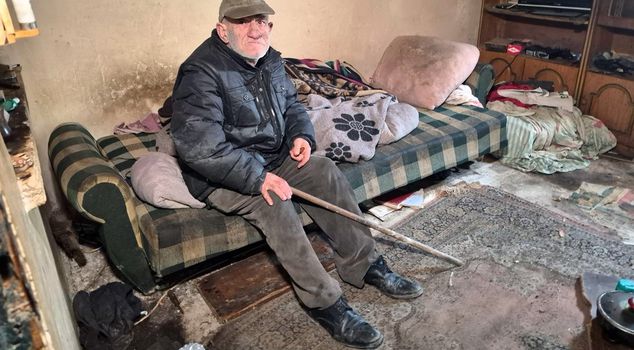 An elderly man living alone in an abandoned house is struggling for survival.