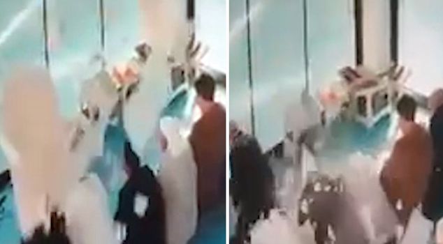 В мечети на прихожан упали куски подвесного потолка.