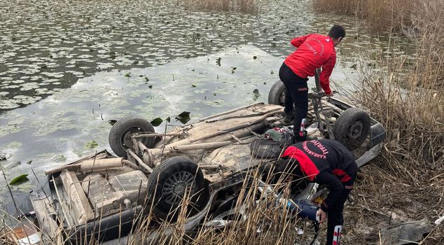 Водитель автомобиля, упавшего в озеро, погиб.