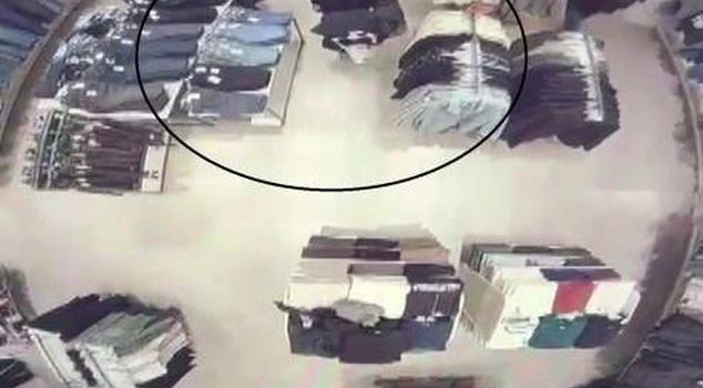 Человек с 118 уголовными записями, который вел себя расслабленно, как будто делал покупки в магазине, был пойман, когда снимал сигнализации в кабинке.