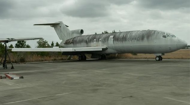 Педофильский миллиардер, смотрите, в какой стране его самолет был найден.