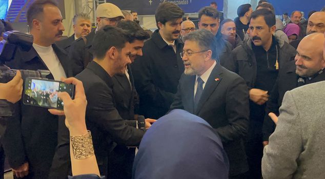 غنى الوزير يومقلّي مع الشباب نشيد 