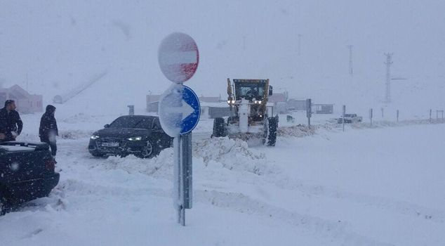 Snow and blizzards paralyzed transportation in Kahramanmaraş.