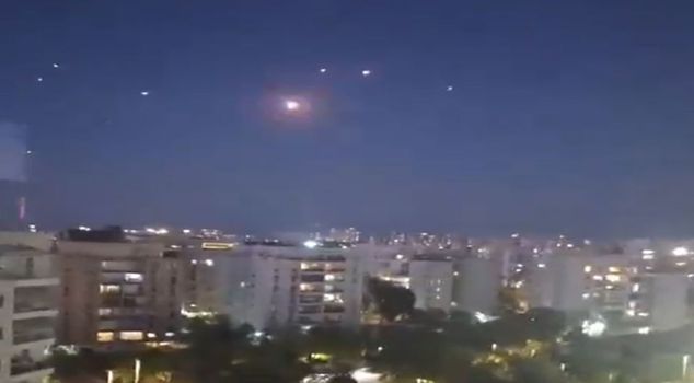 Iran has launched a retaliatory attack! Missiles in the skies over Israel.
