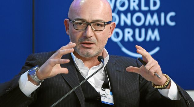 تُعَلق رجل الأعمال فريت شاهينك في دبي.