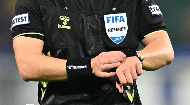 Referee reaction from Kayserispor.