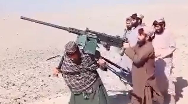 هذه هي الحرب على الجانب الآخر من الماء! أحدهم حمل المدفع الكبير، والآخر أطلق النار.