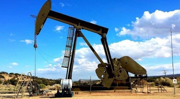 Iraq has halted production in the world's second-largest oil field.