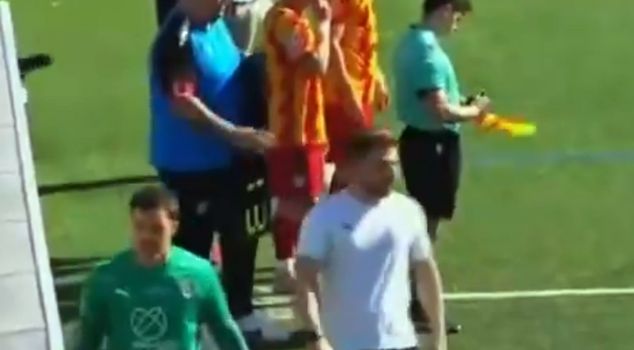 При счете 0-2 он заменил вратаря на полузащитника, результат невероятный.