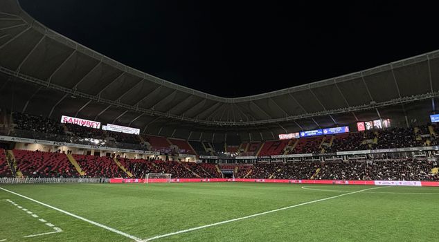 Матч Газиантеп FK - Фенербахче не начался из-за неисправности освещения.