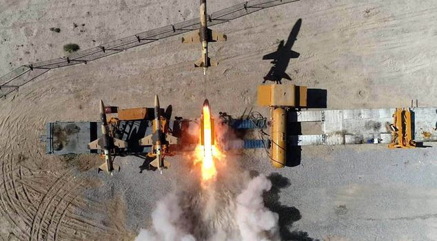 Иран атаковал американскую базу в Катаре баллистической ракетой.