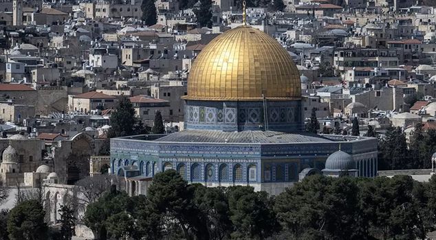 بسبب القيود الإسرائيلية، أقيمت صلاة الجمعة في المسجد الأقصى فقط من قبل مسؤولي الأوقاف.