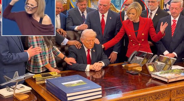 Historic image in the Oval Office! Look who that woman is.