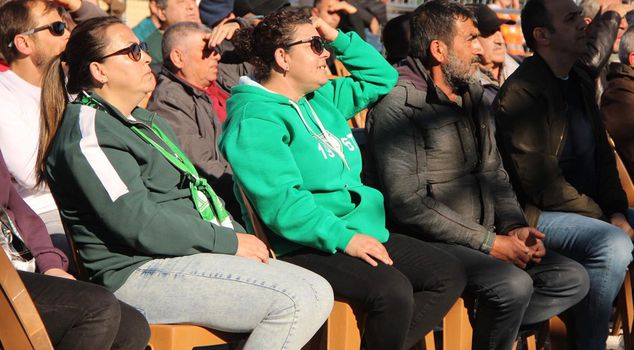 Они стремятся к чемпионству! Даже запрет на зрителей не смог остановить болельщиков.