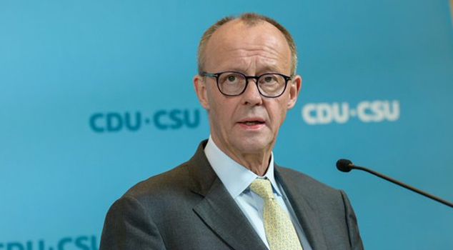 Канцлер Германии Мерц осудил тех, кто развернул палестинский баннер.