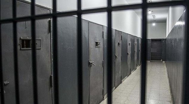 Israel simultaneously raided the cells of Palestinian prisoners in the prisons.