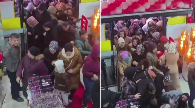 На открытии магазина в толпе скидок друг друга растолкали.