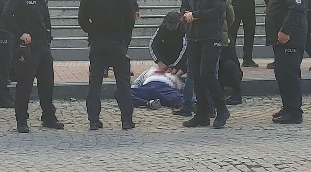 Он stabbed в сердце человека, которого он утверждает, что подвергся насилию, перед судом.